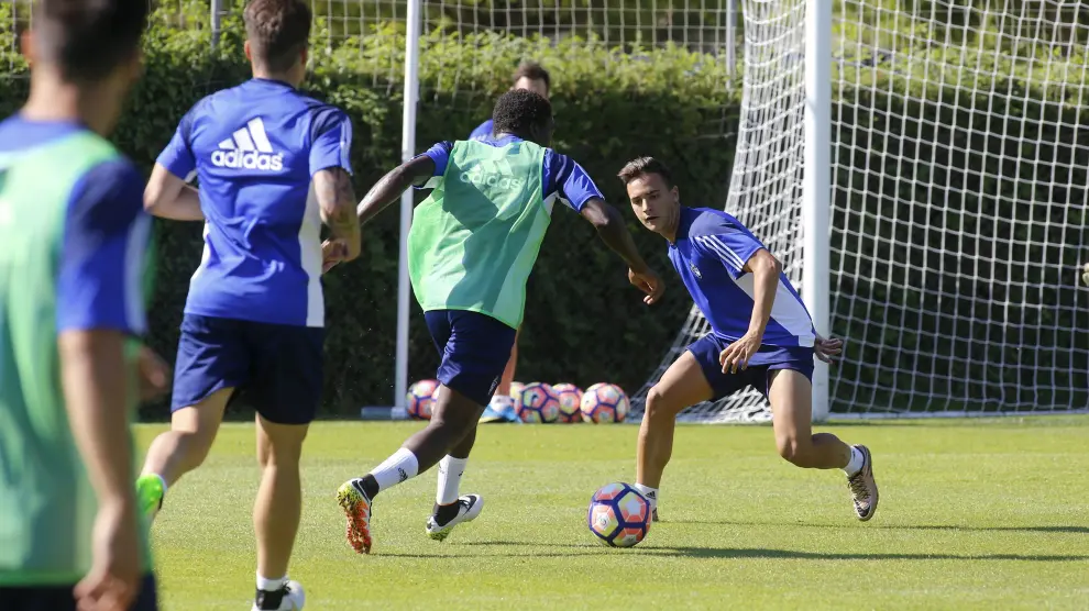 Dongou conduce el balón durante un entrenamiento del Real Zaragoza en Boltaña