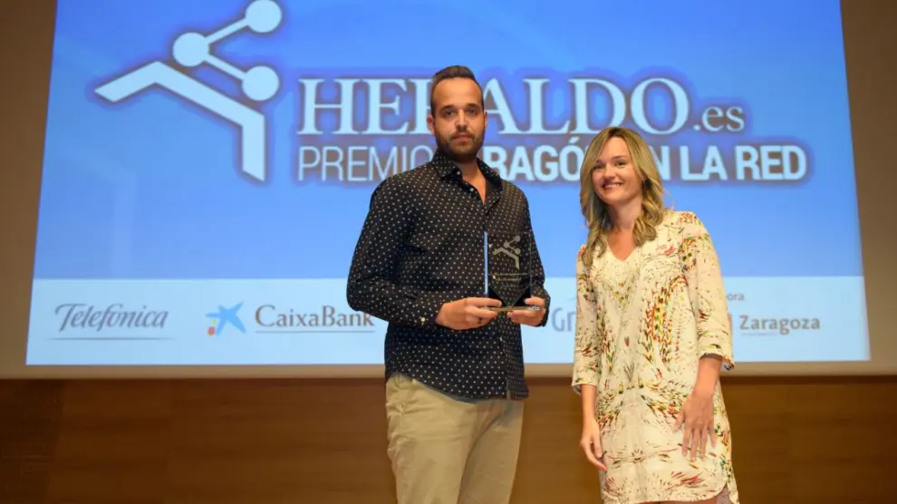 La consejera de Innovación, Investigación y Universidad, Pilar Alegría, entregó el premio a Carlos Sánchez, socio de futbolemotion.com