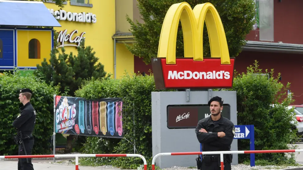 La policía cerca el McDonald's donde comenzó el tiroteo