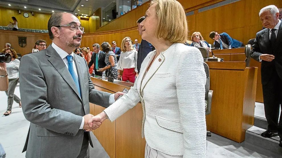 Javier Lambán y Luisa Fernanda Rudi, en el pleno de las Cortes tras las elecciones de mayo de 2015.