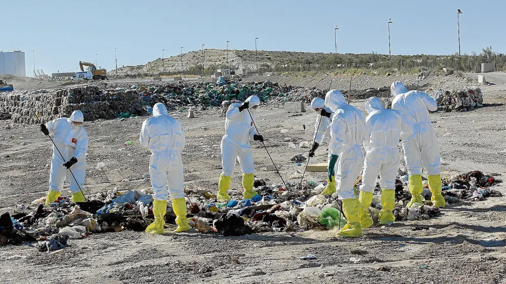 Los agentes, pertrechados con trajes de seguridad NRBQ, rastrearon la basura del ecovertedero durante cuatro días consecutivos.