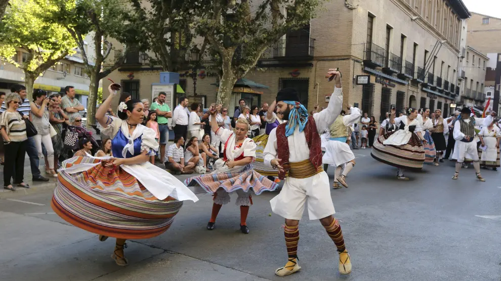 Las calles de Huesca se llenan de folclore