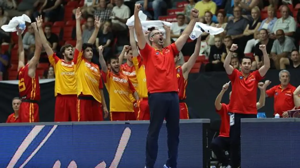 El entrenador y los jugadores españoles celebran el triunfo