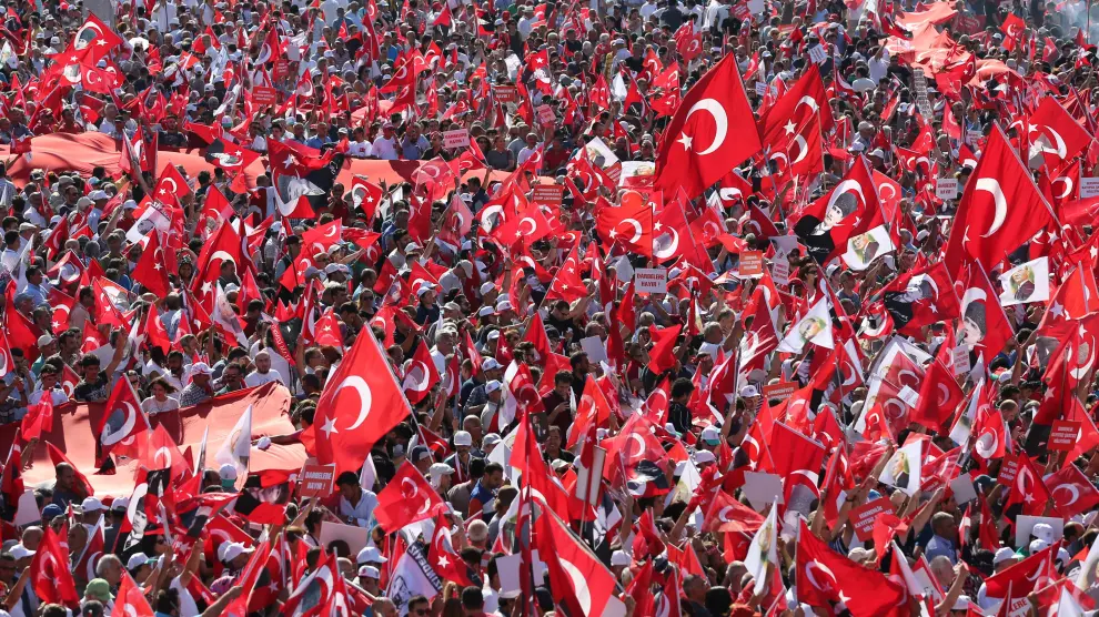 Una marea de banderas rojas cubría este domingo la céntrica plaza de Taksim en Estambul