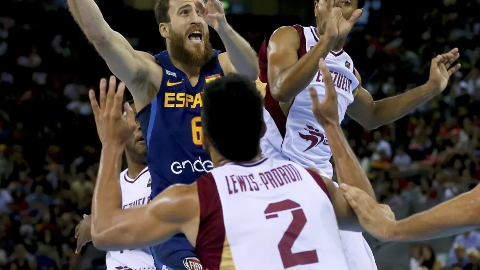 El base de la selección española de baloncesto, Sergio Rodríguez, entra a canasta.