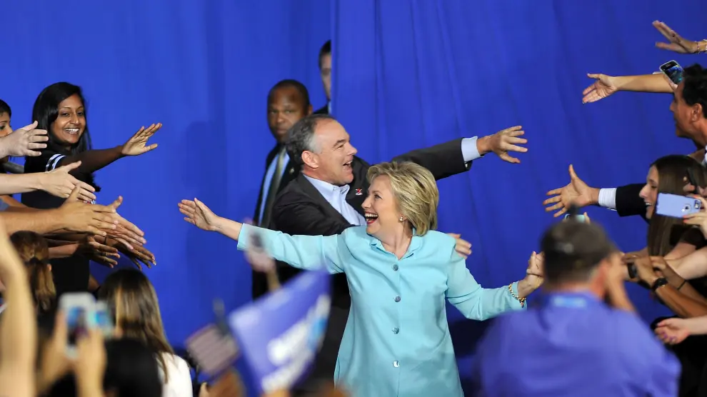 Hillary Clinton y su compañero en la carrera presidencial Tim Kaine