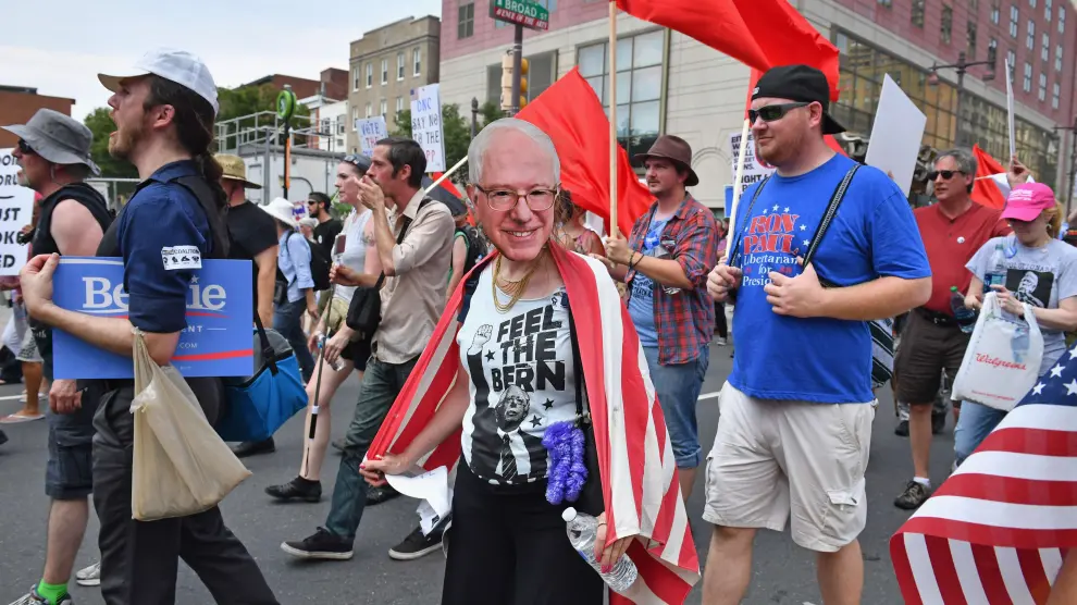 El calor y el apoyo a Sanders marcan el inicio de la Convención Demócrata