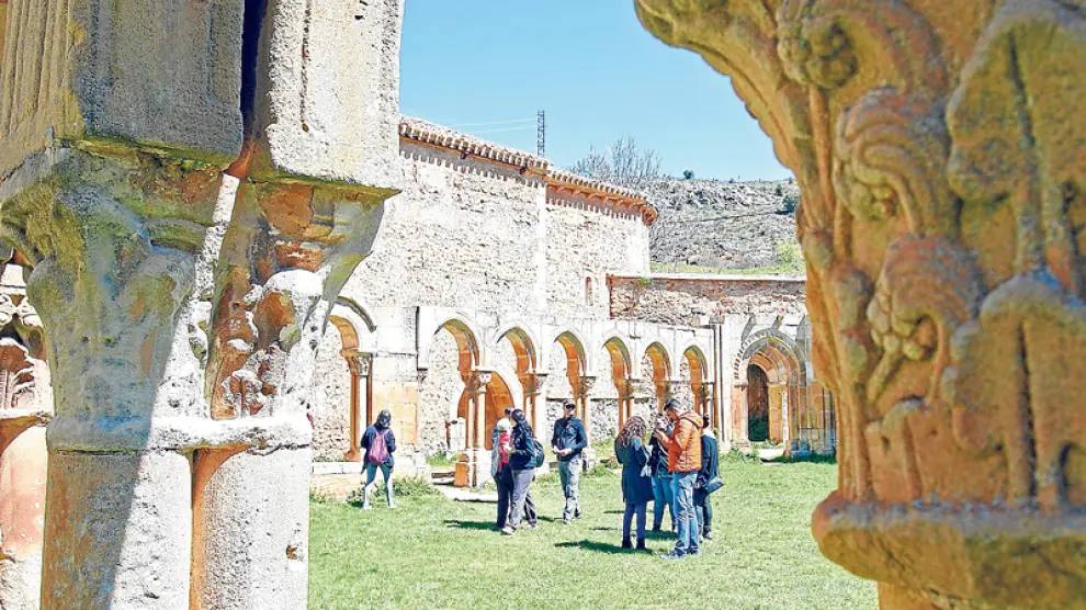 Turistas en los arcos de San Juan de Duero de Soria, el pasado mes de junio