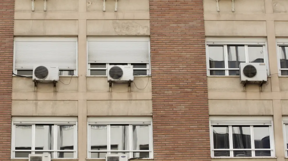 Aparatos de aire acondicionado en una fachada zaragozana.
