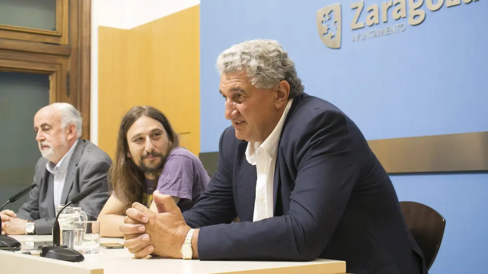 Fernando Romay junto al concejal Pablo Híjar y José Miguel Sierra, presidente de la Federación Aragonesa de Baloncesto.