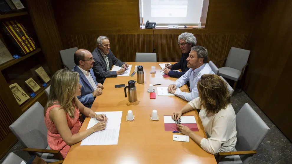 Los representantes del PSOE y CHA, la pasada semana, reunidos en las Cortes