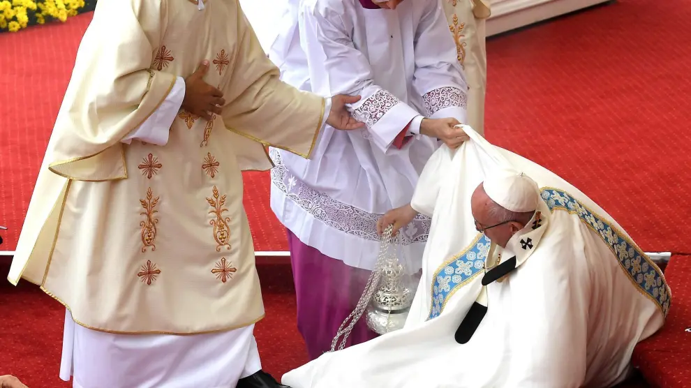 El Papa se ha caído al suelo durante la misa.