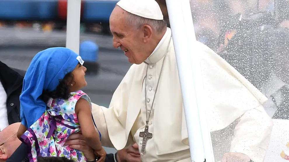 El Papa Francisco saluda a una niña durante la ceremonia de bienvenida de la JMJ.