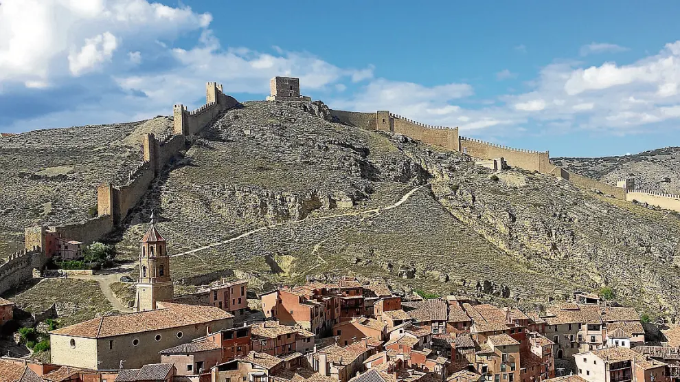 La muralla medieval de la ciudad de Albarracín, en la fotografía, recorre la montaña.