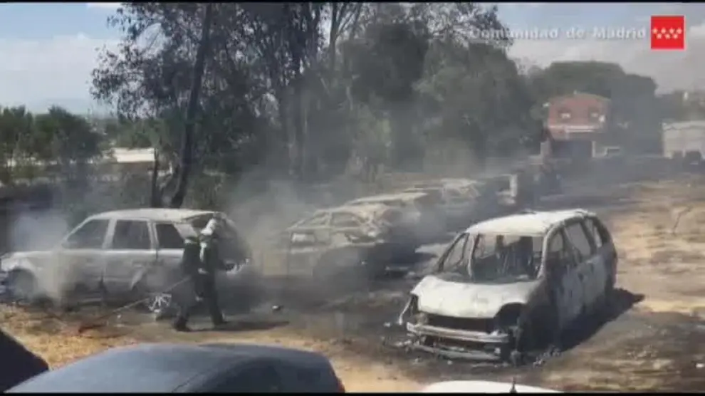 Un incendio en la localidad madrileña de Paracuellos calcina 32 vehículos