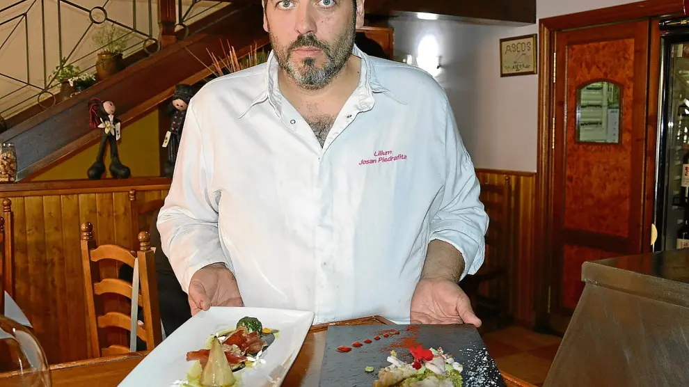 Josan Piedrafita, del restaurante Lilium, de Jaca, con los platos elaborados para el reportaje.