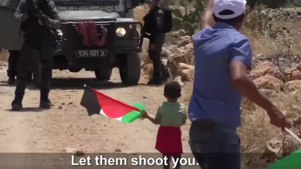 Un palestino insta a unos soldados israelíes a disparar contra su hijo de 3 años.