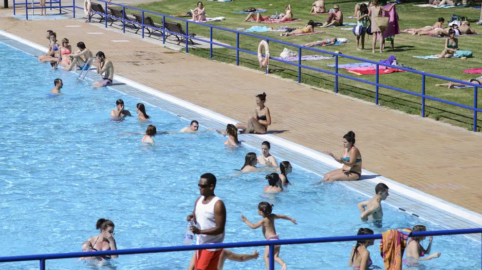 Bañistas en el centro deportivo municipal Salduba, junto al parque Grande.