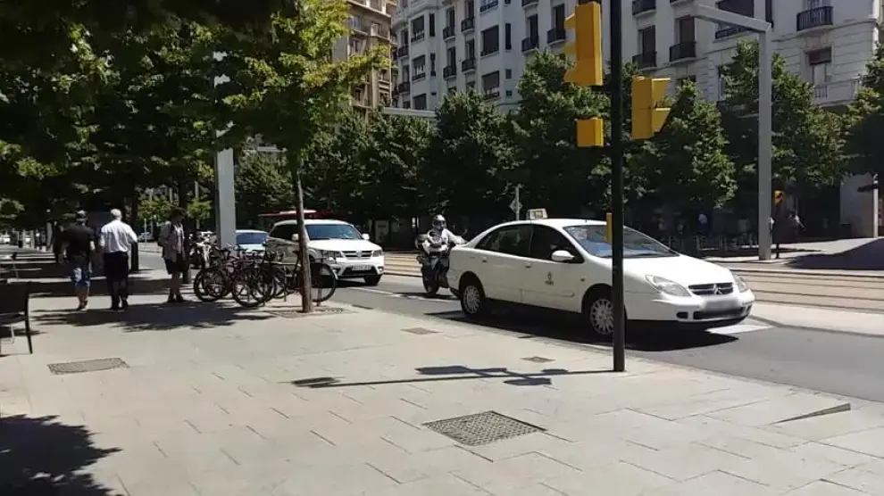 Vehículos sobre el paso de bicis en Zaragoza