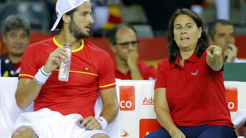 Felician López conversa con la capitana , Conchita Martínez, durante la eliminatoria de la segunda ronda del Gerupo Mundial de la Copa Davis