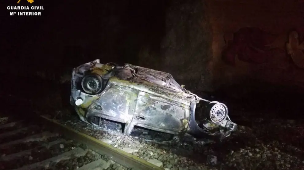 Un coche cae a las vías del tren en Utebo y se calcina