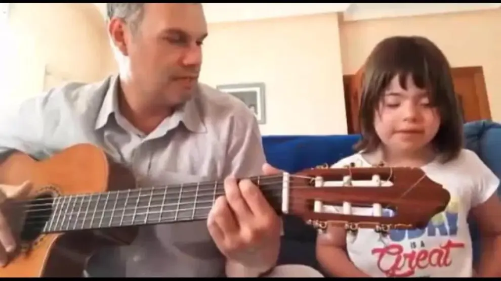 Padre e hija cantando "cada vez que sale el sol"