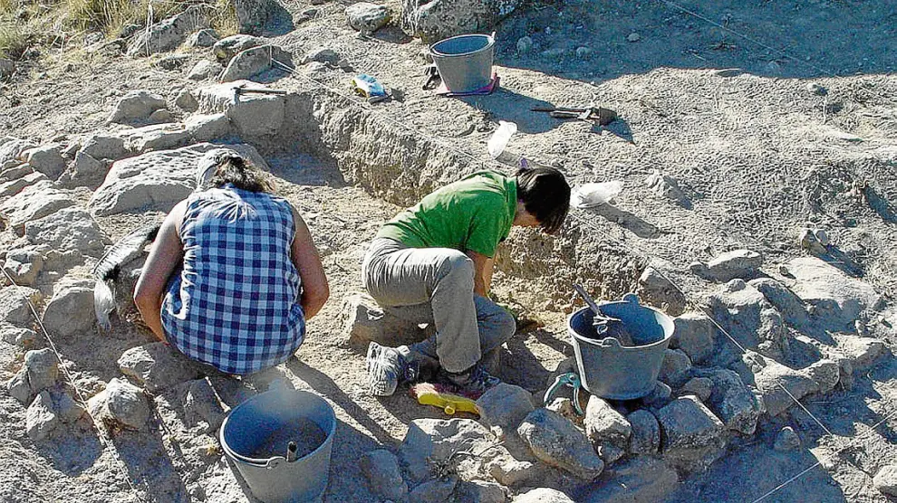 Arqueólogos durante las excavaciones en Alcañiz el Viejo.