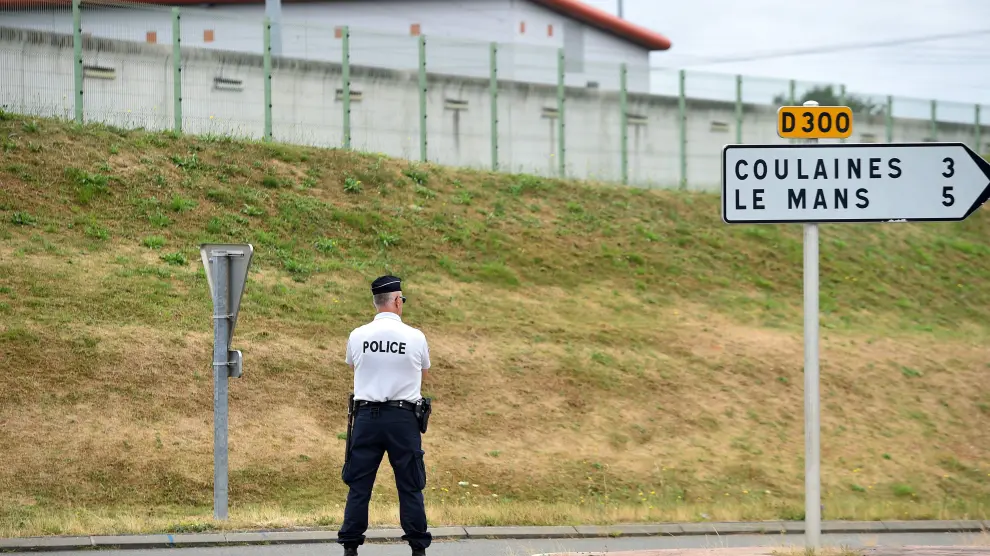 Un policía vigila el exterior de la prisión de Le Mans durante la toma de rehenes.