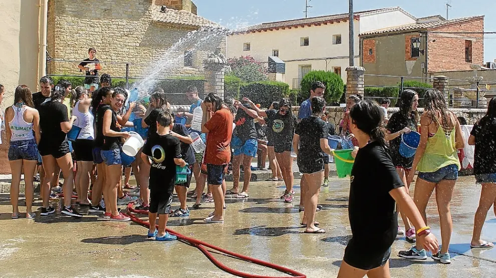 Niños, jóvenes y adultos disfrutaron ayer de una auténtica guerra del agua.
