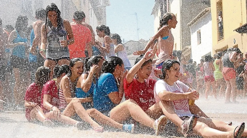 Los jóvenes disfrutaron en la mojadina que abrió las fiestas de Samper de Calanda.