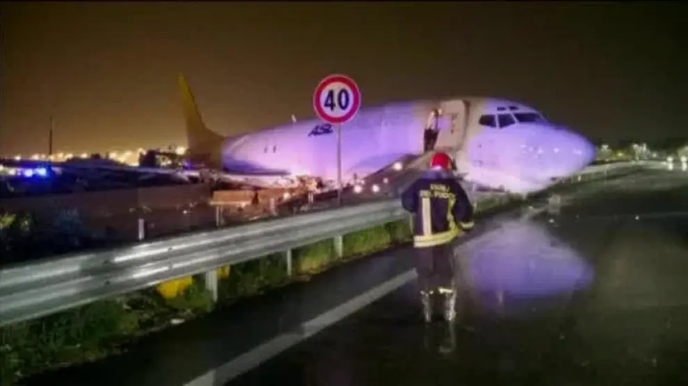 Un avión se sale de la pista de aterrizaje en Italia