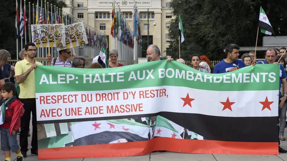 Manifestación de sirios frente a la sede de la ONU contra los bombardeos de aviones de guerra sobre Alepo