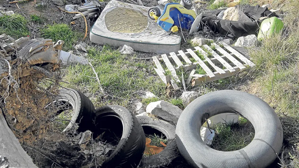 Neumáticos en el vertedero ilegal de Berlanga del Duero, imagen de archivo