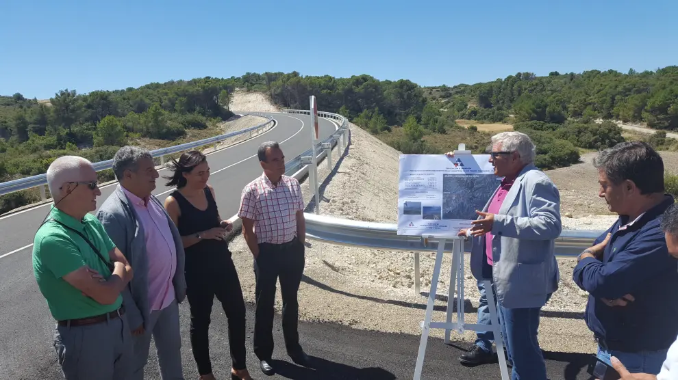 Sánchez Quero visita la reforma de la carretera que une Valmadrid y la Puebla de Albortón