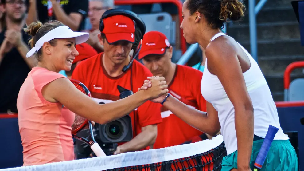Madison Keys y Kristina Kucova se dan la mano tras un partido de la Rogers Cup de tenis femenino, en Montreal (Canadá).
