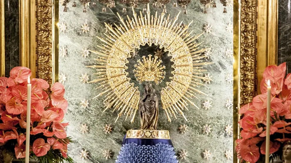 La Virgen del Pilar, con el manto de papel doblado.