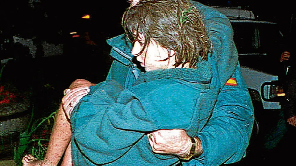 Un guardia civil rescata a una niña, llena de barro, en las primeras horas.