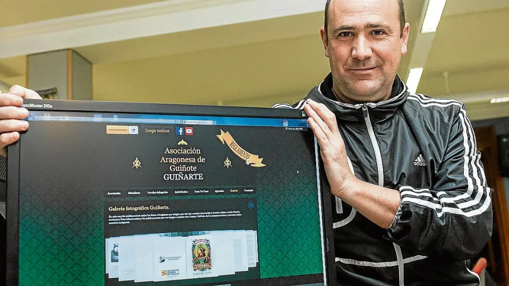 Alberto Planas muestra la web de la Asociación Aragonesa de Guiñote 'Guiñarte'.