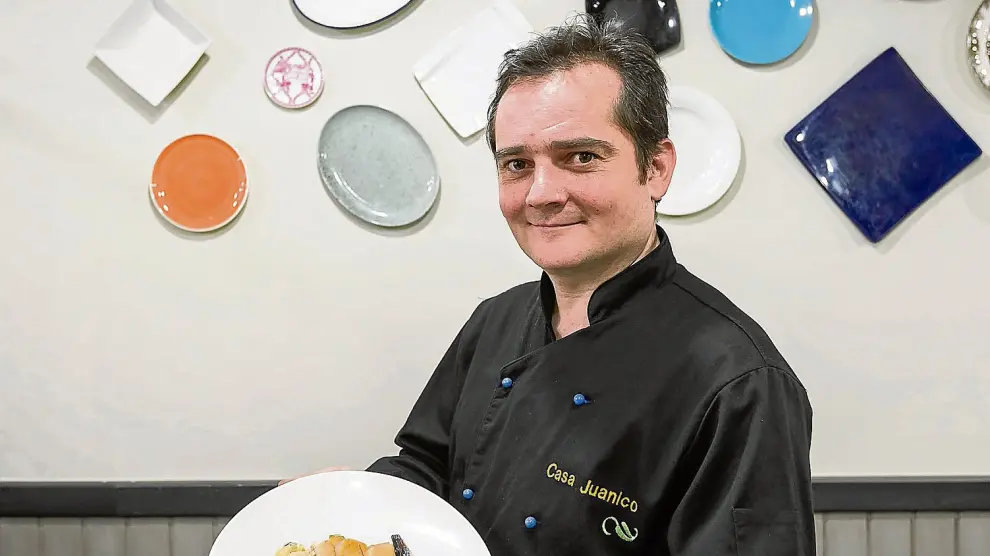 Michel Velasco, chef de Casa Juanillo, con una ensaladilla que lleva sardinillas y vieiras, entre otros ingredientes.