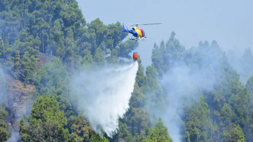 Un helicóptero trabaja en las labores de extinción del incendio en Villa de Mazo, en la isla de La Palma.