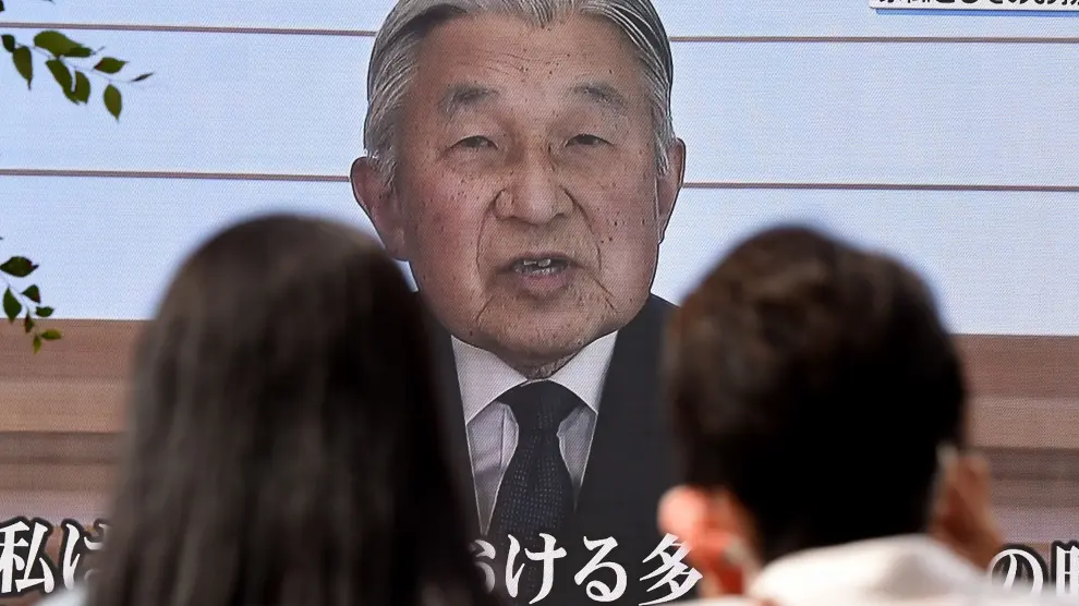 Los ciudadanos japoneses, atentos al mensaje televisado de Akihito