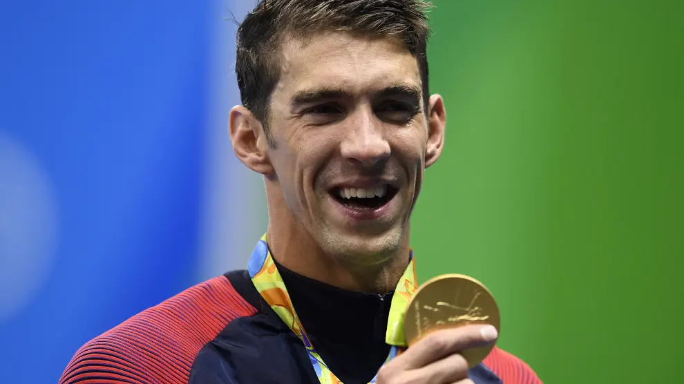 Phelps sostiene su decimonovena medalla de oro