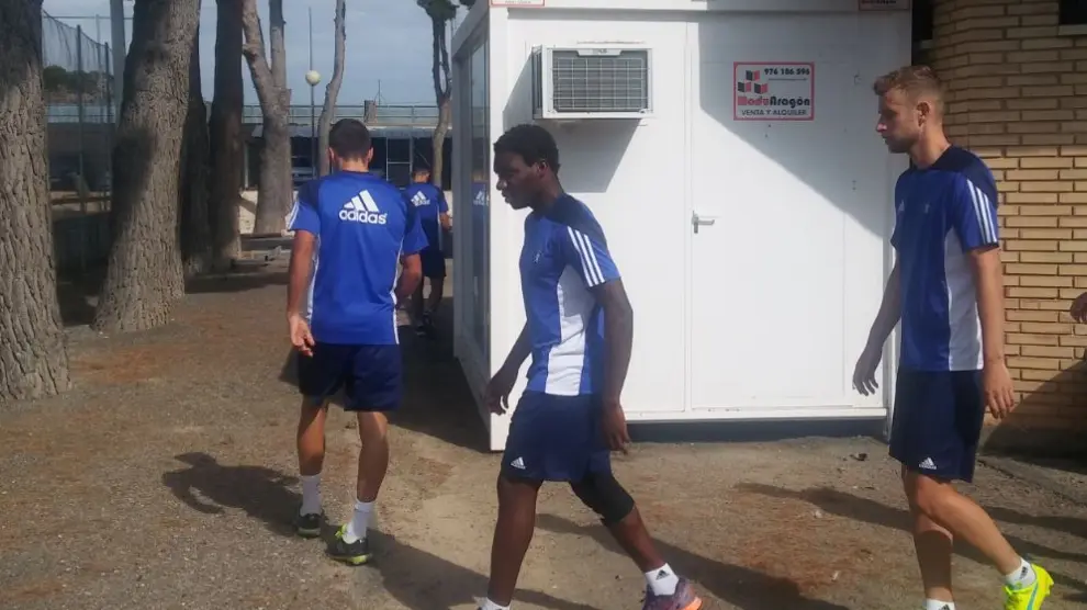 Dongou, a la salida de la sesión de vídeo previa al entrenamiento de este martes, camina con la rodilla derecha protegida.
