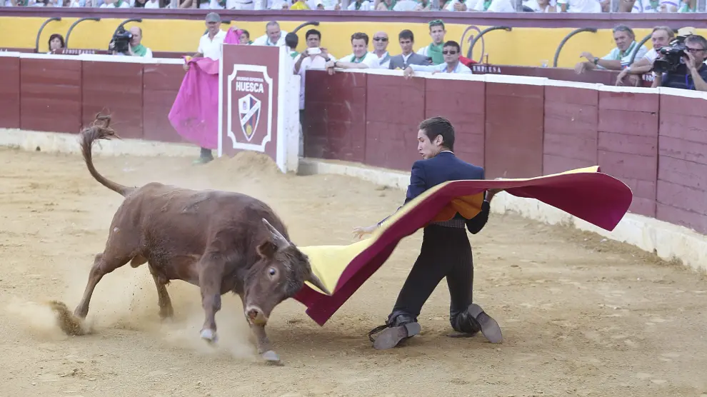 El mexicano Arturo Gilio Jr demostró buenas dotes de torero durante su actuación en la becerrada.
