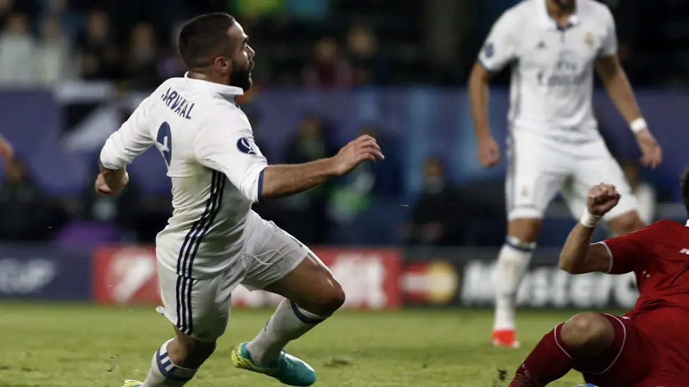 El defensa del Real Madrid, Carvajal, marca el tercer gol ante el Sevilla.