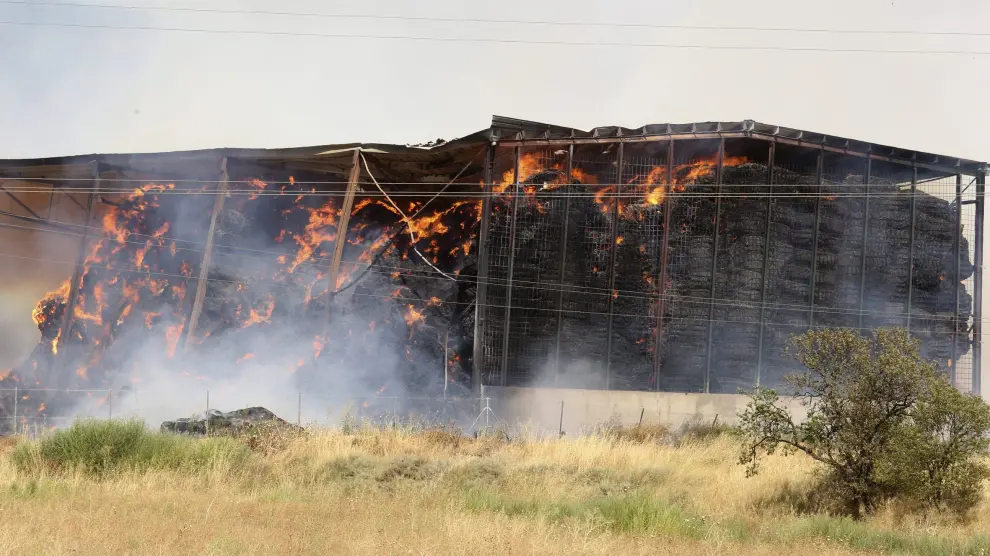 Incendio de un almacén de paja cerca de Huesca.