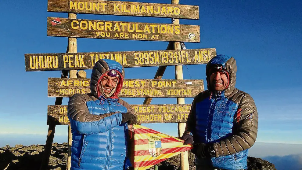 Carlos Pauner y Raúl Martínez posan con la bandera de Aragón en la cima del Kilimanjaro.