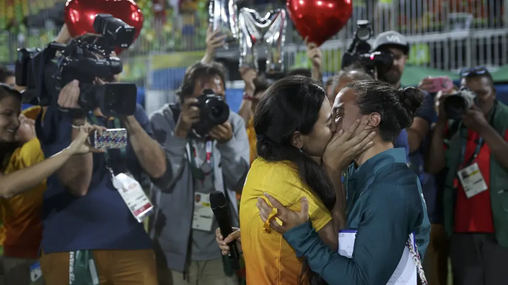 Isadora Cerullo besa a su novia  Majorie Enya en la ceremonia de cierre de Rugby femenino