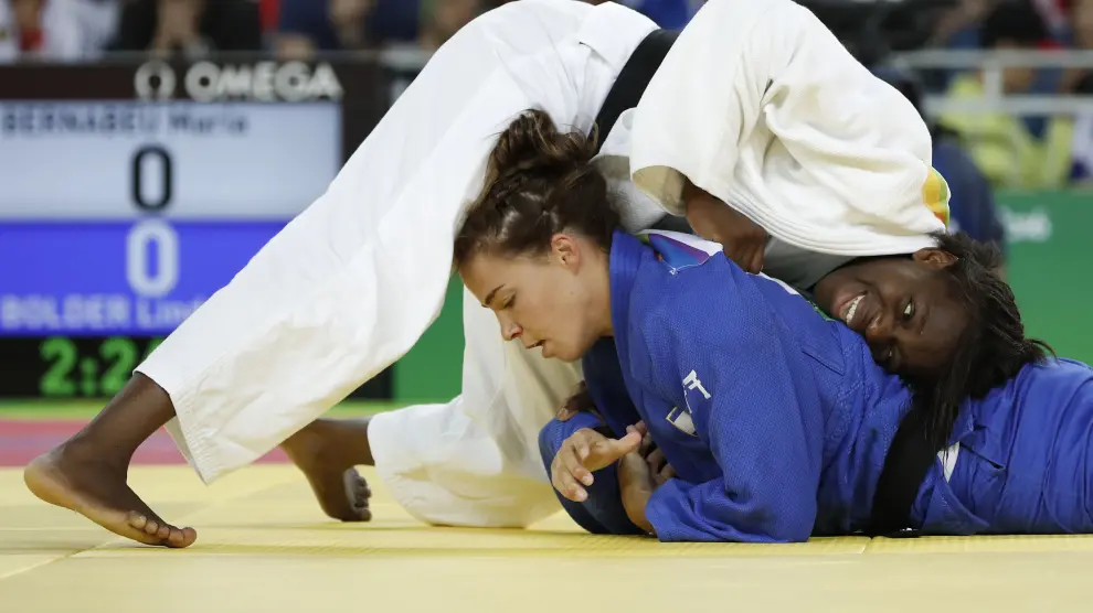 Linda Bolder (d) de Israel ante María Bernabeu (i) de España hoy, 10 de agosto de 2016, durante la competencia de judo categoría -70 kgs. en los Juegos Olímpicos Río 2016