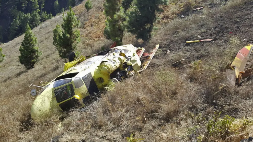 Un helicóptero contra incendios se estrella en La Palma sin víctimas mortales